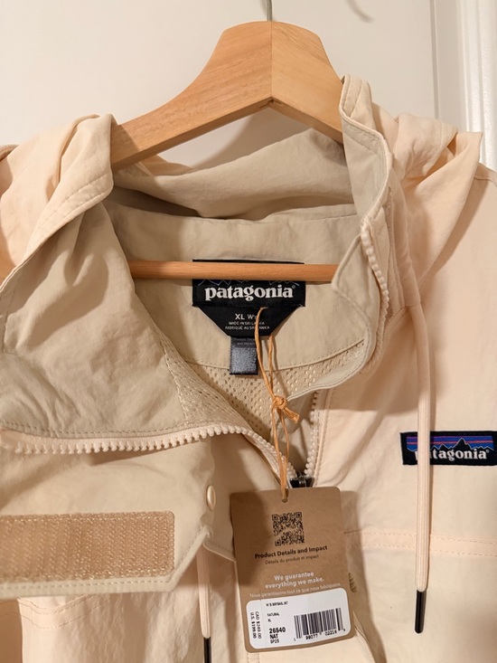 NWT Patagonia Women’s XL Skysail Jacket Cream Hooded Windbreaker Jacket - Picture 4 of 5